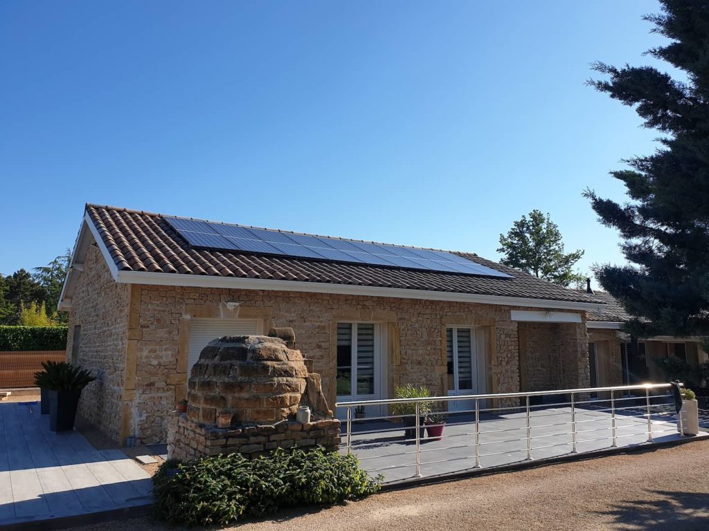 Installation panneaux photovoltaïques maison toiture à limas 69400