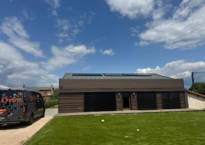 Maison équipée de panneaux solaires et batterie ENPHASE