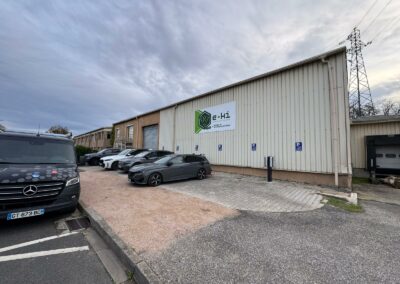 bornes de recharge sur parking de n'entreprise E-KI à Villefranche