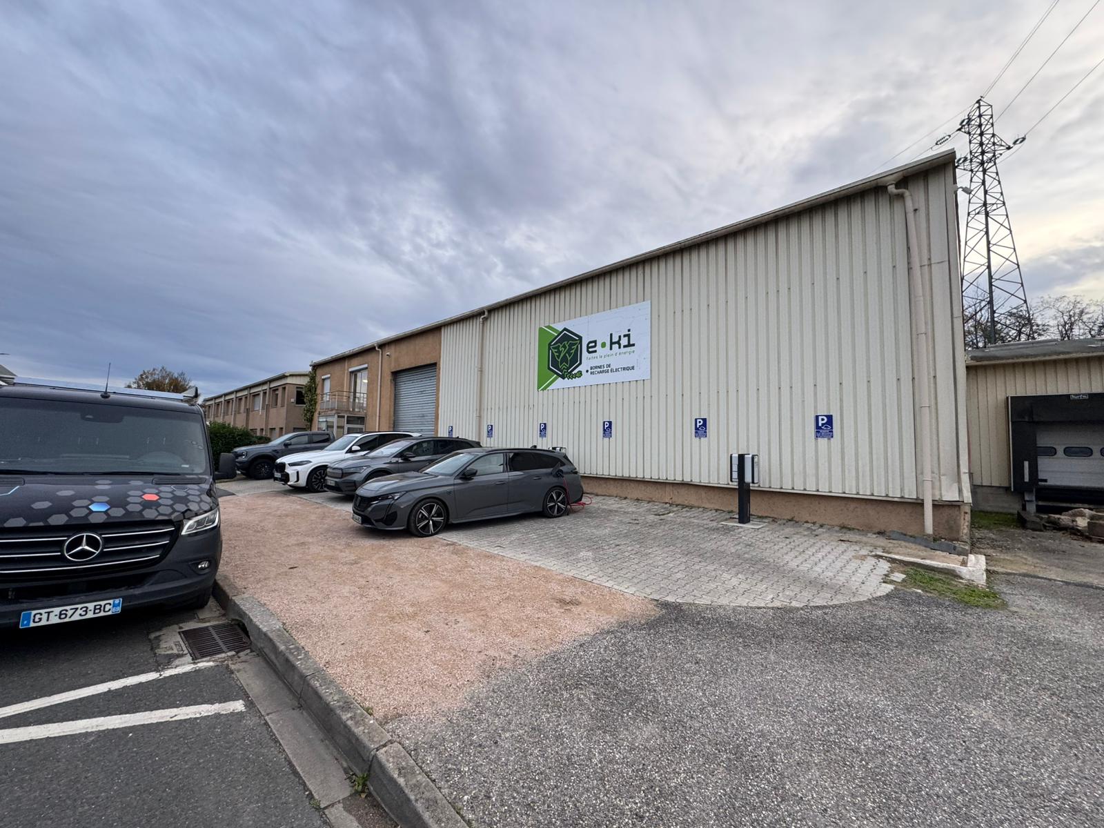bornes de recharge sur parking de n'entreprise E-KI à Villefranche